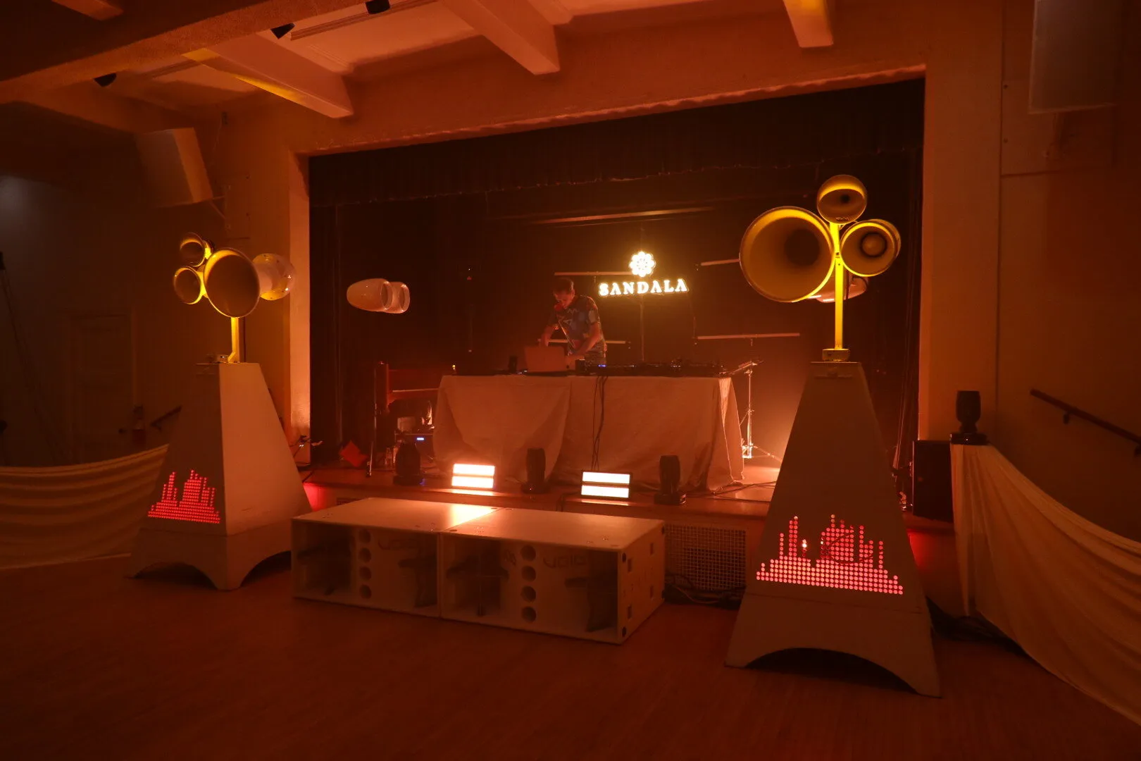 Sandala stage flanked by Void stacks
